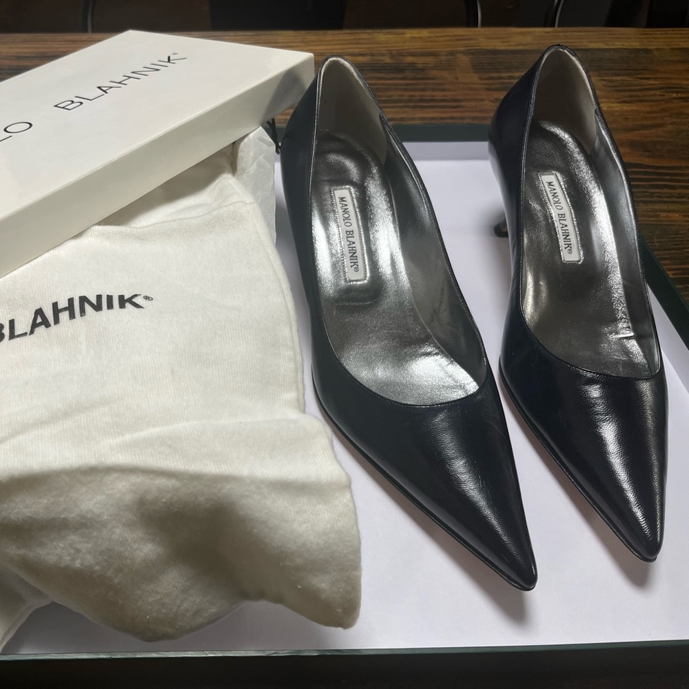 Manolo Blahnik Navy leather low heal pumps size 42/12B